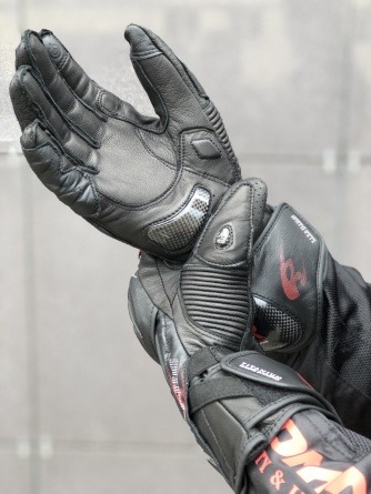 Высококачественные гоночные мотоперчатки с титановой защитой костяшек и максимальной защитой Komine GK-235 Titanium Racing Gloves