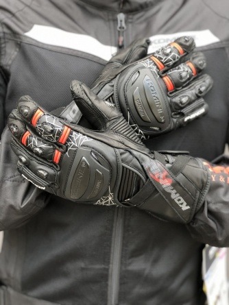 Высококачественные гоночные мотоперчатки с титановой защитой костяшек и максимальной защитой Komine GK-235 Titanium Racing Gloves